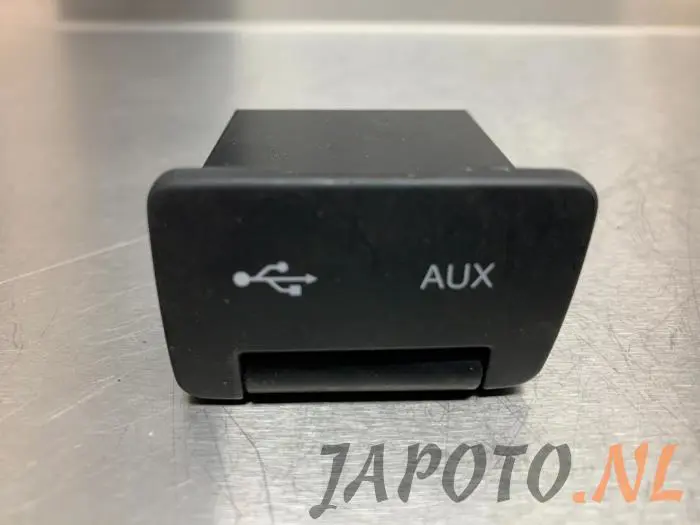 AUX / USB-Anschluss Kia Cee'D